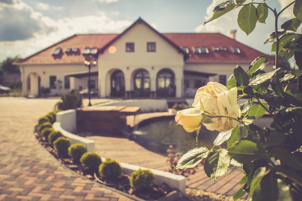 Hotel Deak Udvarhaz Kakucs Exterior foto