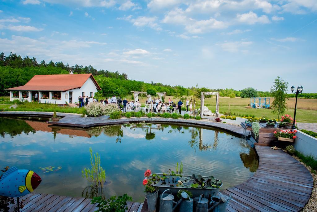 Hotel Deak Udvarhaz Kakucs Exterior foto